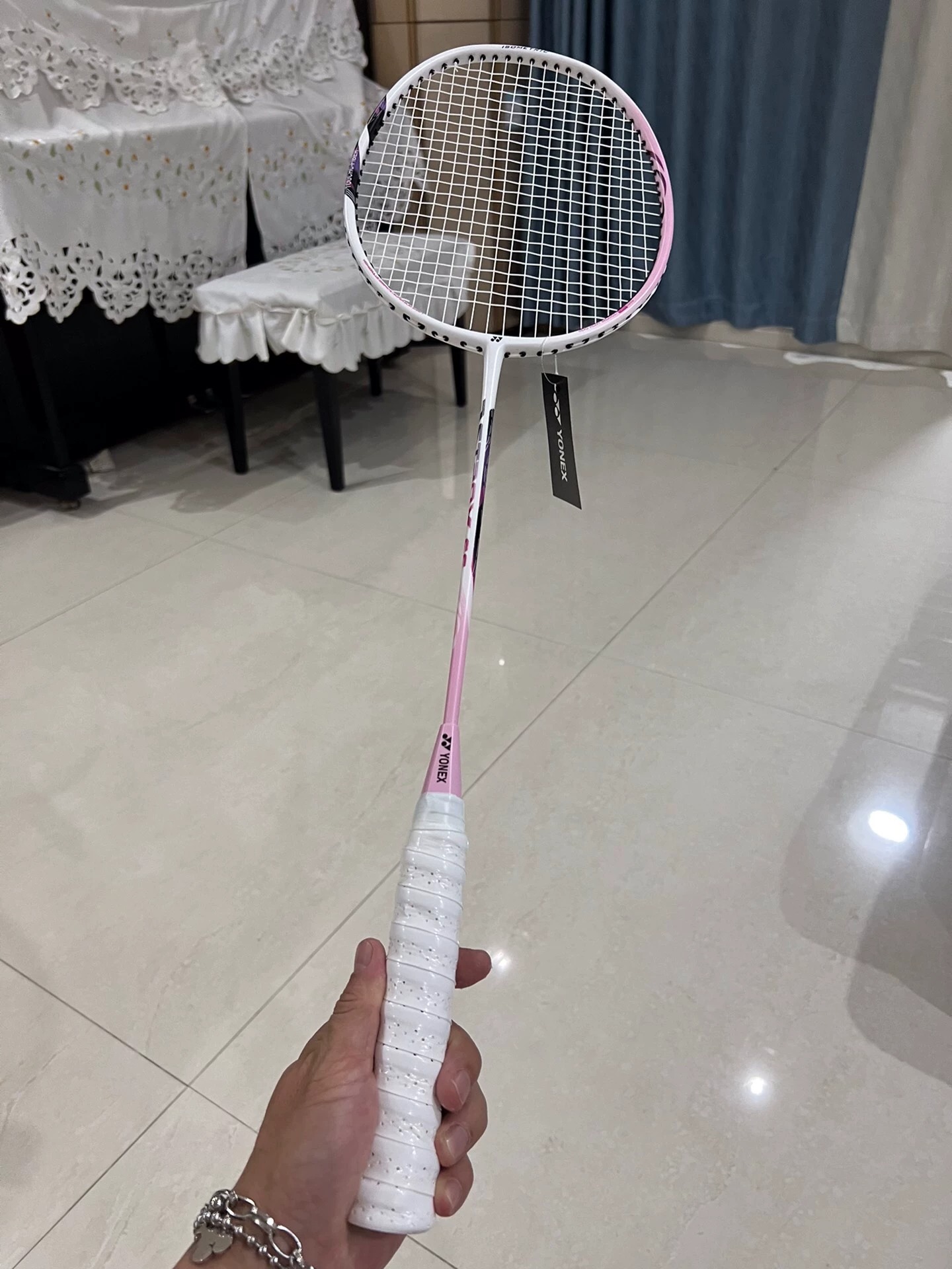 个人转让！全新未拆封尤尼克斯超轻羽毛球拍 本人银行老阿姨一枚，秋季我行运动会发的羽毛球拍，体育用品实体店560一副购买的，一粉一紫。 参数：球拍4u，全碳素，拉